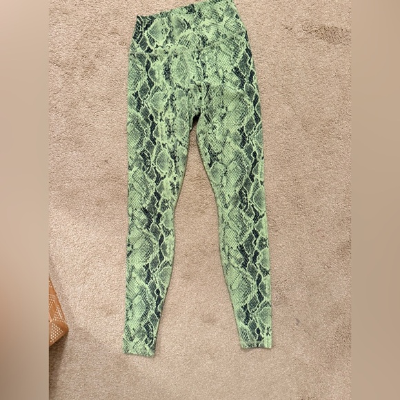 Alo Yoga High Waist Vapor Leggings in Neon Lime. NWOT. Size XS. - Picture 3 of 7